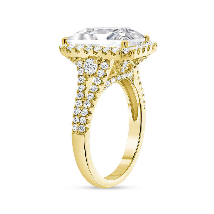 emerald & round diamond engagement ring yellow gold